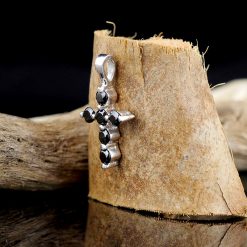 Cruce din argint, cu zircon negru Produs