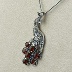 Pandantiv paun din argint, cu marcasite si carneol Produs
