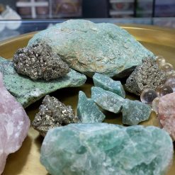 Cristal brut de fucsit de culoare verde