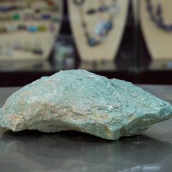 Cristal brut de fucsit de culoare verde