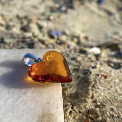 Pandantiv din chihlimbar și argint în formă de inimă