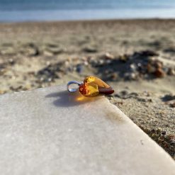 Pandantiv din chihlimbar și argint în formă de inimă