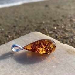 Pandantiv din chihlimbar în formă de lacrimă