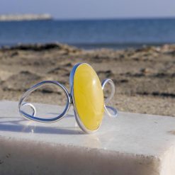 Brațară reglabilă din argint cu chihlimbar oval. Dimensiuni piatră: 3