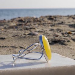 Brațară reglabilă din argint cu chihlimbar oval. Dimensiuni piatră: 3