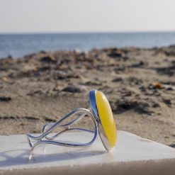 Brațară reglabilă din argint cu chihlimbar oval. Dimensiuni piatră: 3