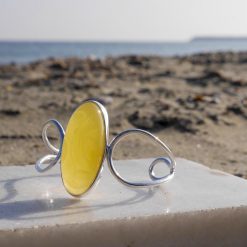 Brațară reglabilă din argint cu chihlimbar oval. Dimensiuni piatră: 3