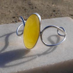 Brațară reglabilă din argint cu chihlimbar oval. Dimensiuni piatră: 3