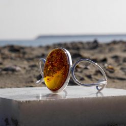 Brațară reglabilă din argint cu chihlimbar oval Cod: 743 (dimensiuni piatră: 3,9 x 2,3 cm, dimensiune totală cm), 540 lei