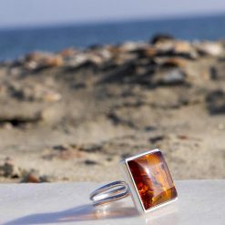 Inel din argint reglabil cu chihlimbar și piatra patrată