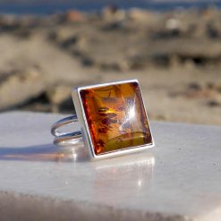 Inel din argint reglabil cu chihlimbar și piatra patrată