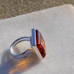 Inel din argint reglabil cu chihlimbar și piatra patrată