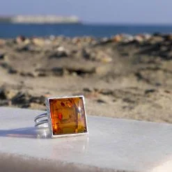 Bijuterii argint Constanța 43 Inel din argint reglabil cu chihlimbar și piatra patrată și model montură