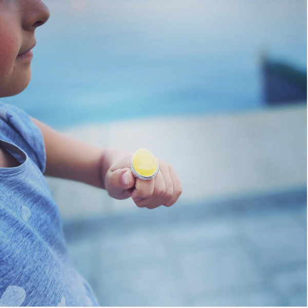 Inel din argint reglabil cu chihlimbar și piatra ovală